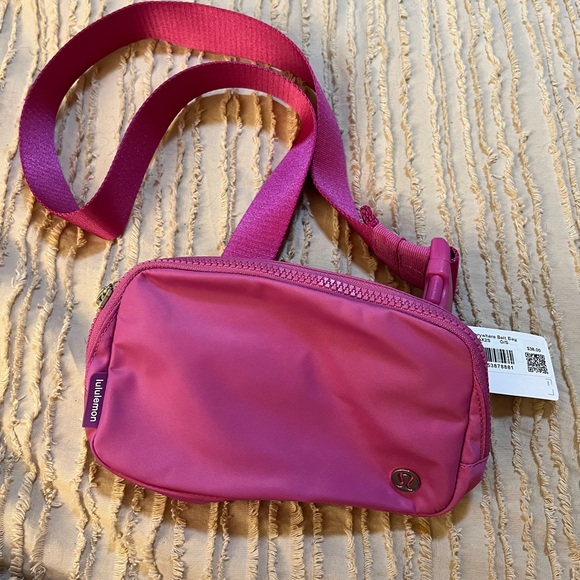 NWT Authentic Lululemon everywhere belt bag , color is  a hot pink or fuschia . - Picture 1 of 4